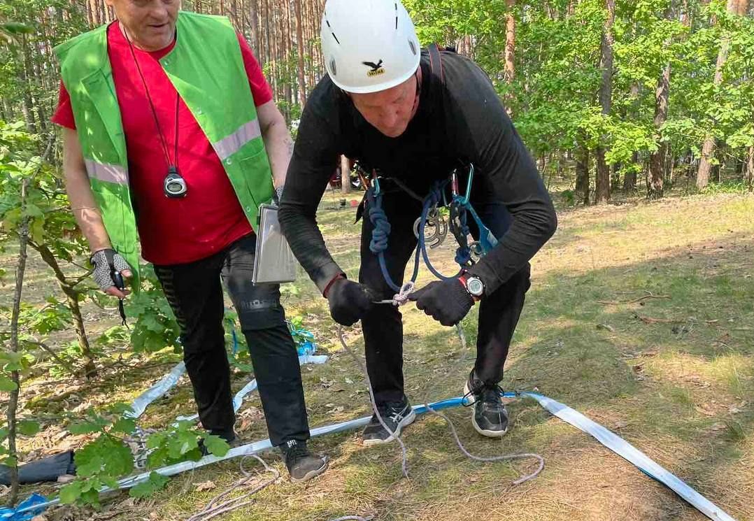 Порно видео Питерская студентка трахается с однокурсником в лесу на турслете